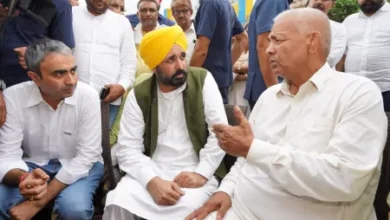 CM Bhagwan Singh Mann ने विनेश फोगाट के परिवार से मुलाकात करते हुए कहा, "हमारी बेटी के साथ बेइंसाफी।"