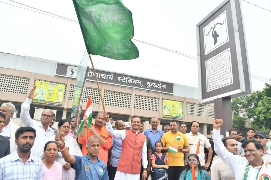 MP Naveen Jindal ने हर घर तिरंगा यात्रा का शुभारंभ किया, जिसमें सैंकड़ों खिलाड़ी और युवा शामिल हुए।