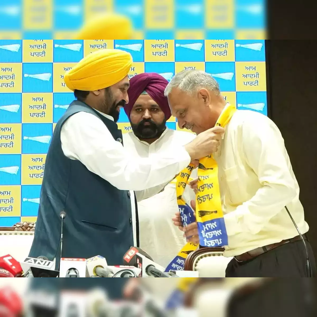 MLA Sukhi joins AAP: सुखबीर सिंह बादल को लगा बड़ा झटका! MLA सुखविंदर कुमार सुक्खी AAP में शामिल हुए