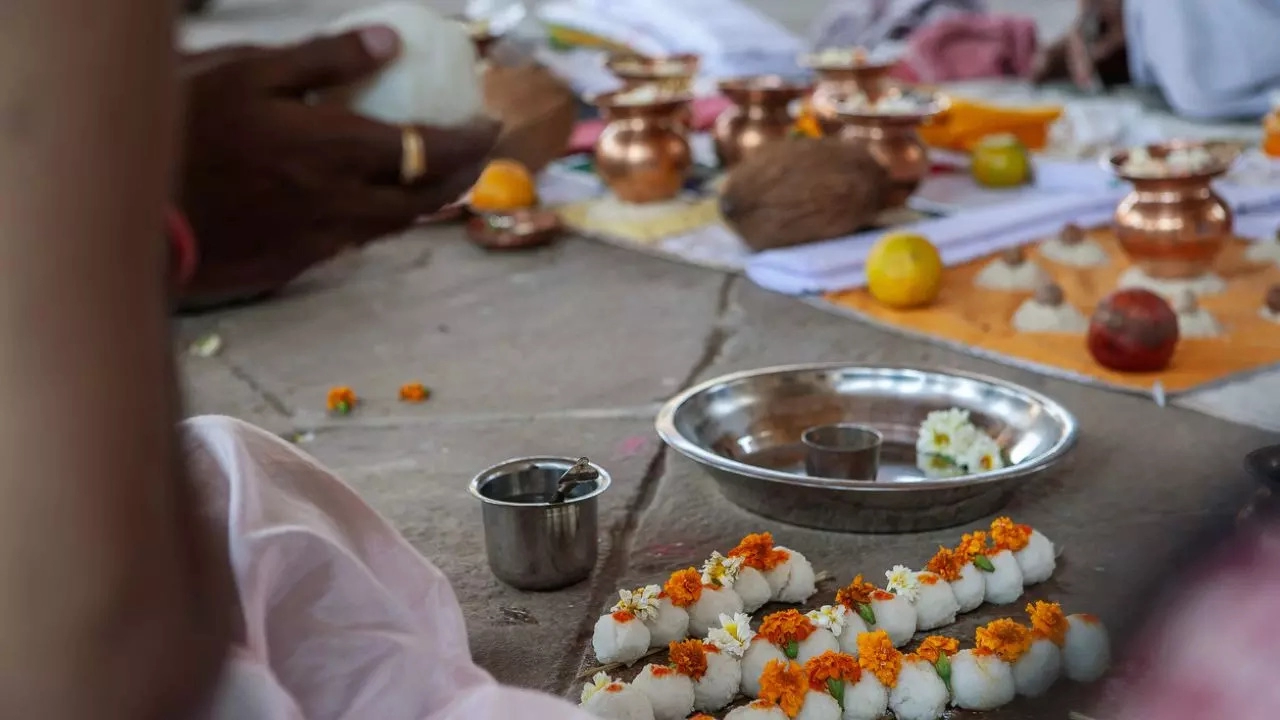 Pitru Paksha 2024: श्राद्ध पक्ष की तिथियां, पितरों को प्रसन्न करने के तरीके, श्राद्ध के प्रतीक और जाने कौन सी चीजें हैं वर्जित