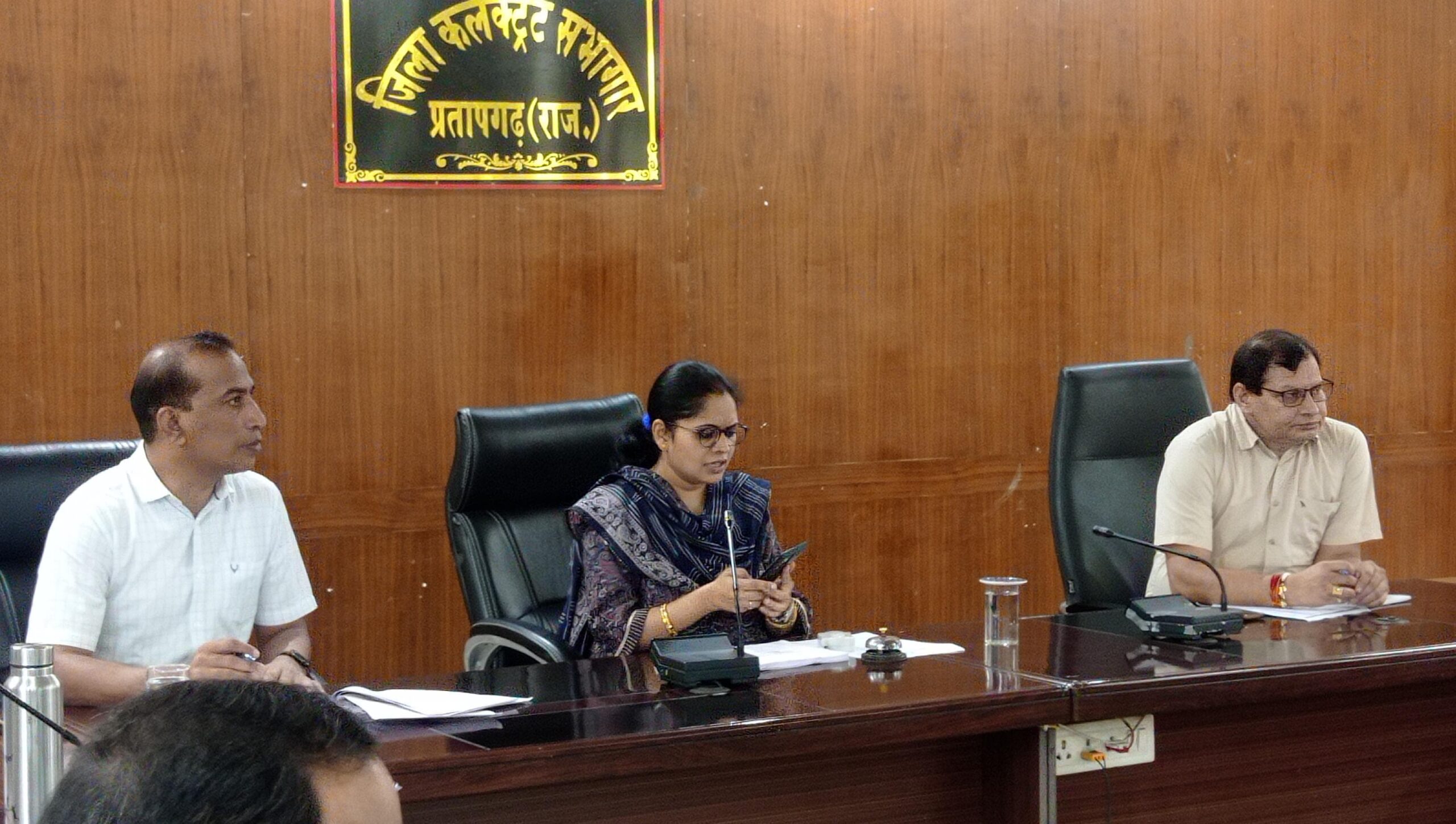 District Collector Dr. Anjali Rajoria ने साप्ताहिक समीक्षा बैठक में अधिकारियों को दिए निर्देश