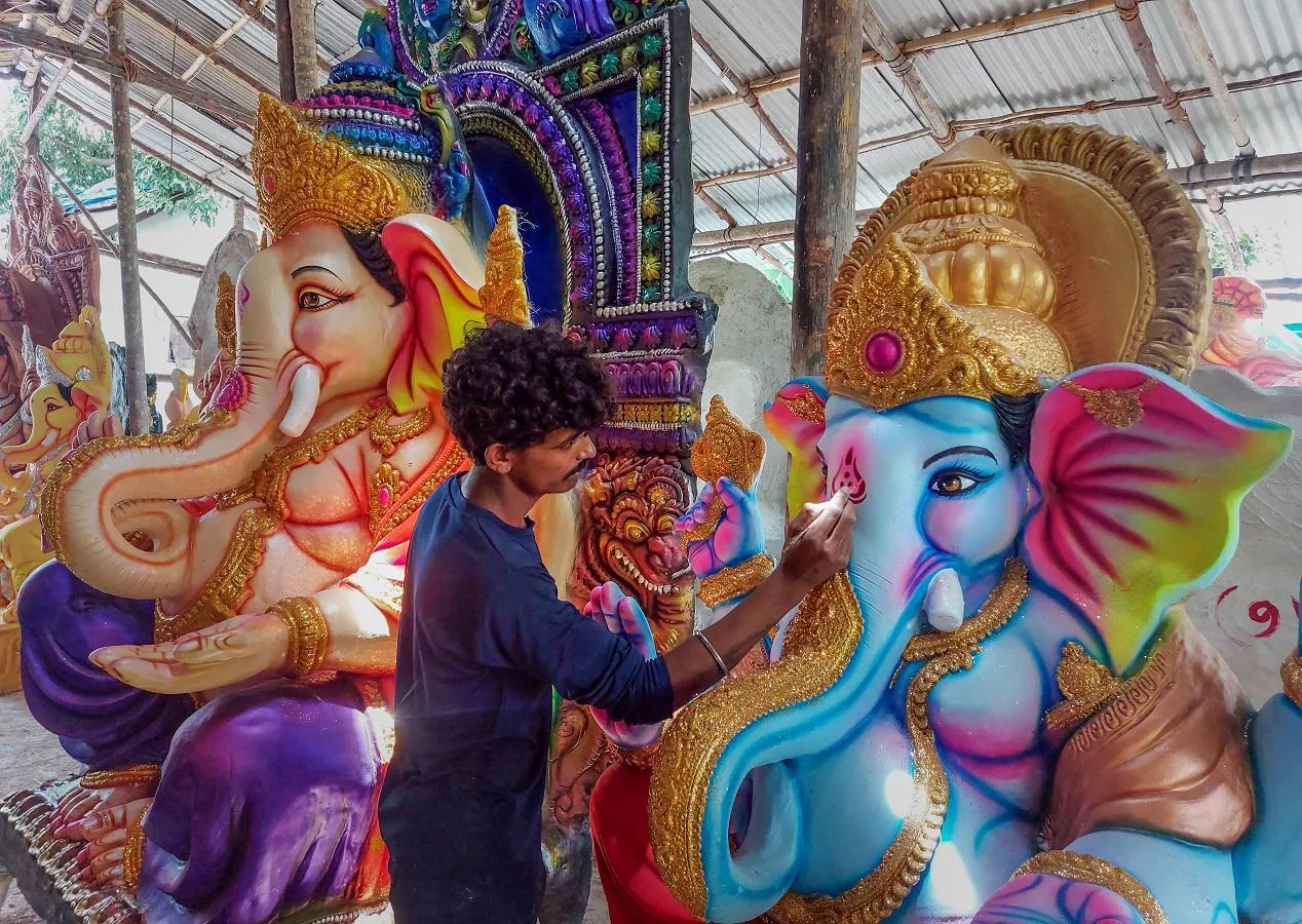 Ganesh Chaturthi: मुंबई में गणेश चतुर्थी की धूम, कलाकारों ने गणपति की मूर्तियों के बारे में जानकारी दी