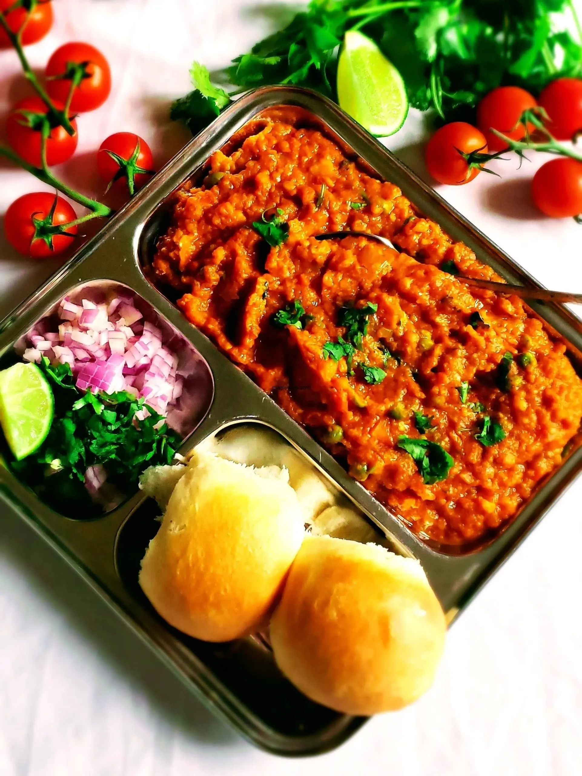 Mumbai style bhaji एक बर्तन में बनकर 10 मिनट में तैयार होगी।