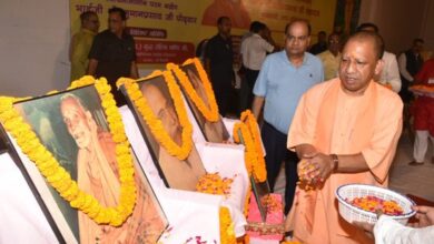 CM Yogi Adityanath ने गीता वाटिका, गोरखपुर में भाई जी हनुमान प्रसाद पोद्दार की 132वीं जयन्ती पर श्रद्धासुमन अर्पित किए