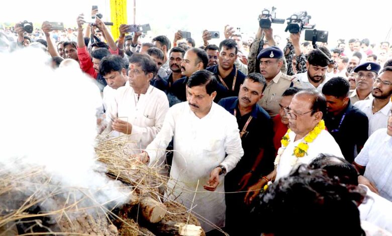 CM Dr. Yadav के पिताजी के अवसान पर राजनेताओं ने व्यक्त की शोक संवेदनाएं