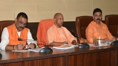 CM Yogi Adityanath ने जनपद वाराणसी में विकास कार्यों और कानून व्यवस्था की समीक्षा की