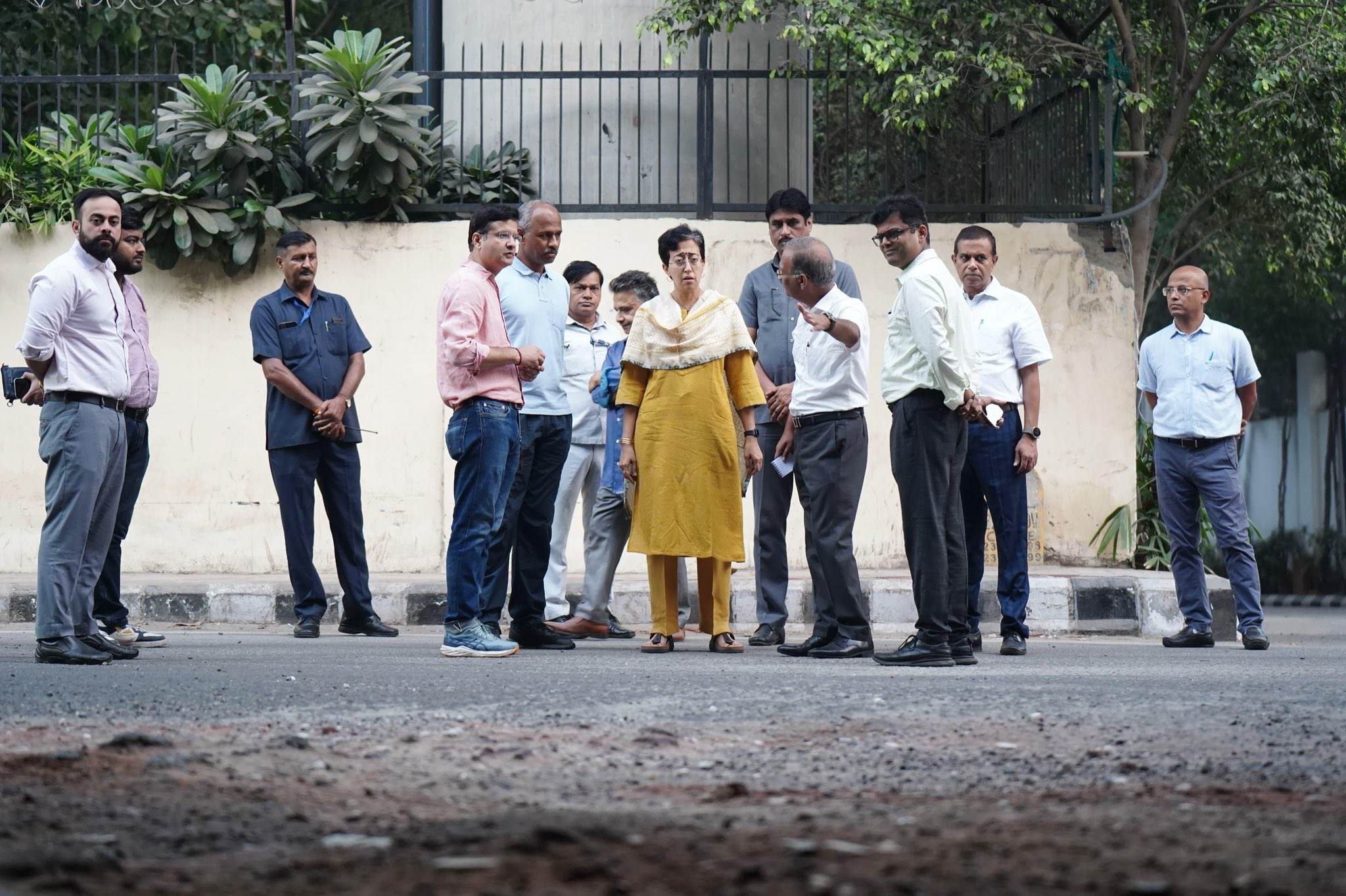 CM Atishi का बड़ा बयान, AAP और दिल्ली सरकार के कार्यकर्ता सड़कों पर उतरे, टूटी सड़कों की हालत का लिया जायजा