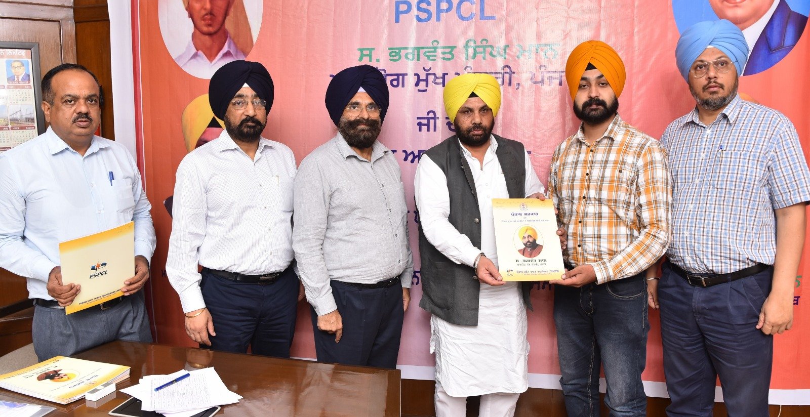 Power Minister Harbhajan Singh ETO ने 17 नए सहायक इंजीनियरों को नियुक्ति पत्र सौंपे