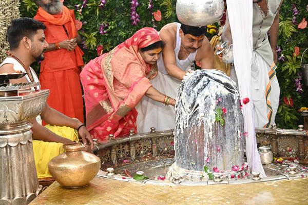 CM Dr. Mohan Yadav ने भगवान महाकालेश्वर के दर्शन कर की पूजा-अर्चना