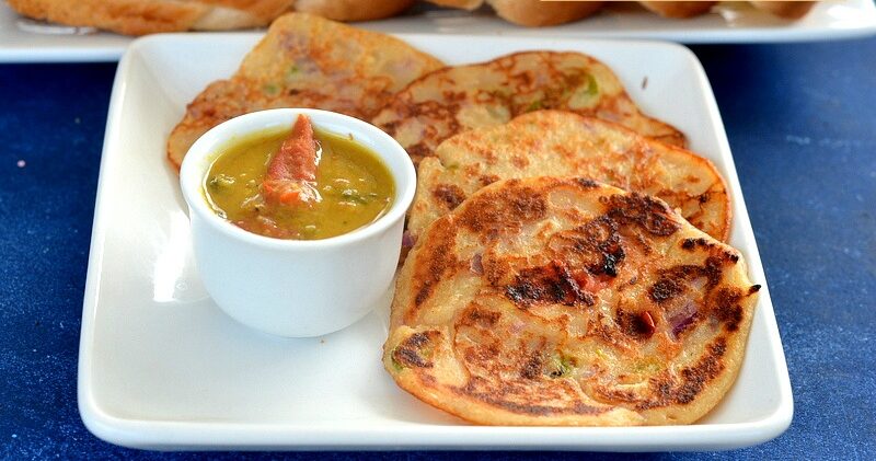 Bread Uttapam: ब्रेकफास्ट में बच्चों के लिए कुछ अच्छा बनाना है? तो ट्राई करें