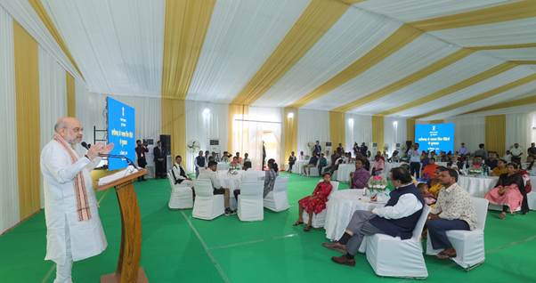 Union Home Minister Amit Shah ने नई दिल्ली स्थित अपने आवास पर छत्तीसगढ़ के नक्सली हिंसा पीड़ितों से संवाद किया