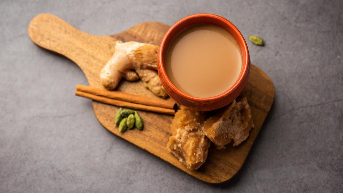 Benefits Of Drinking Jaggery Tea: गुड़ की चाय पीने से क्या वास्तव में पीरियड्स के दर्द में राहत मिलती है?