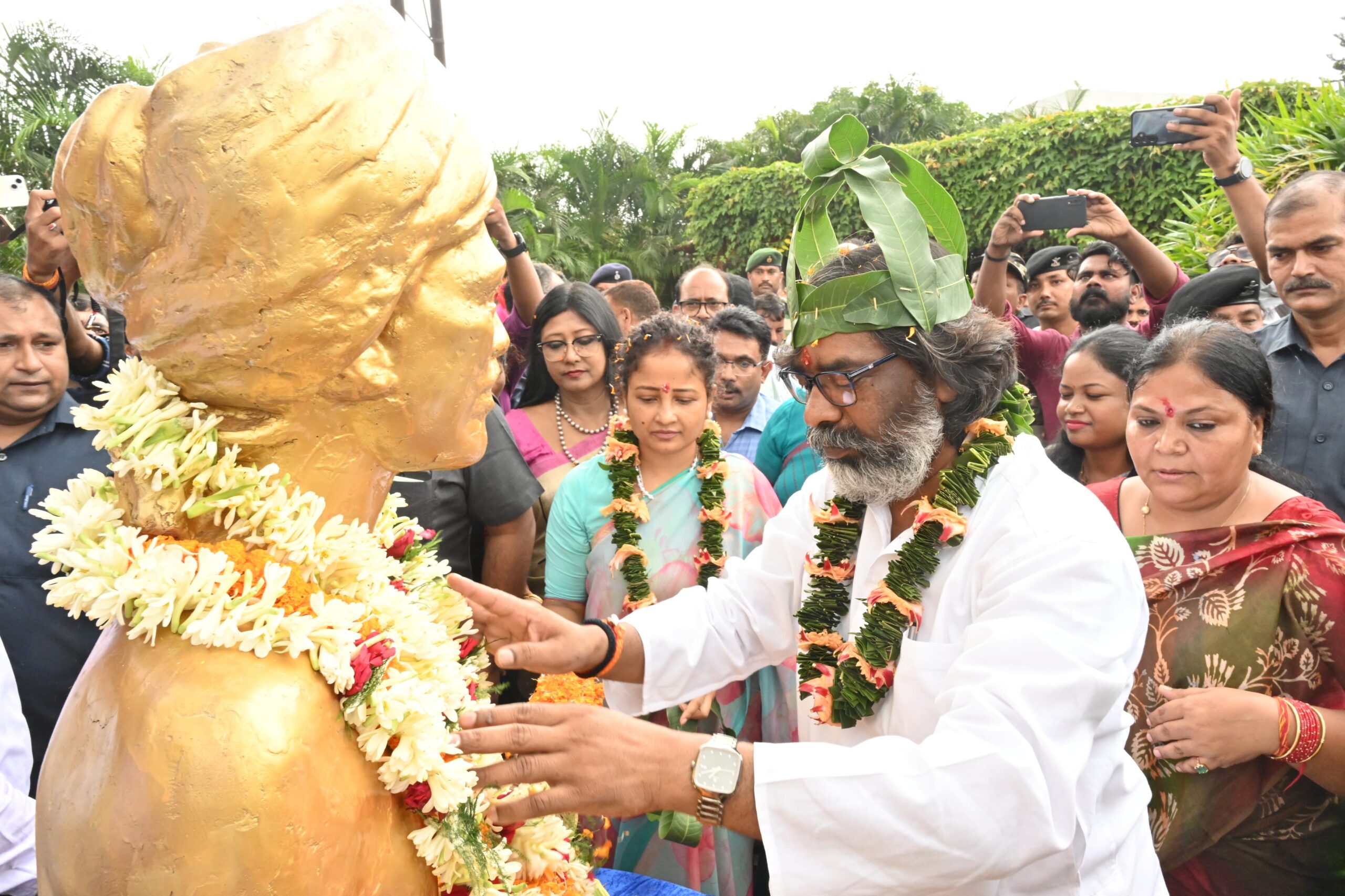 CM Hemant Soren: प्रमंडल स्तरीय सहकारिता महासम्मेलन, रांची-2024" के उद्घाटन एवं 236 चलंत पशु चिकित्सालय कार्यक्रम में मुख्य अतिथि के रूप में सम्मिलित हुए
