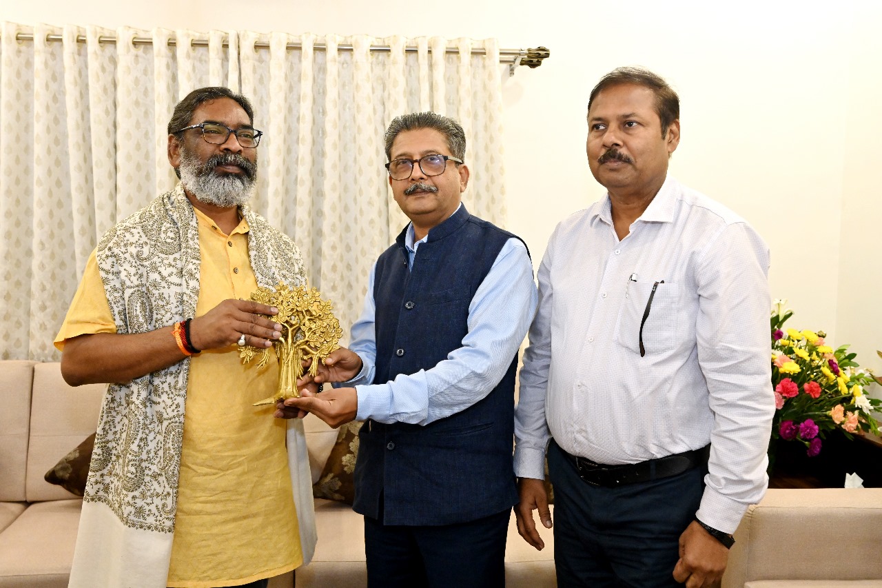 CM Hemant Soren से नाबार्ड के मुख्य महाप्रबंधक श्री एस०के० जहागीरदार ने मुलाकात की।