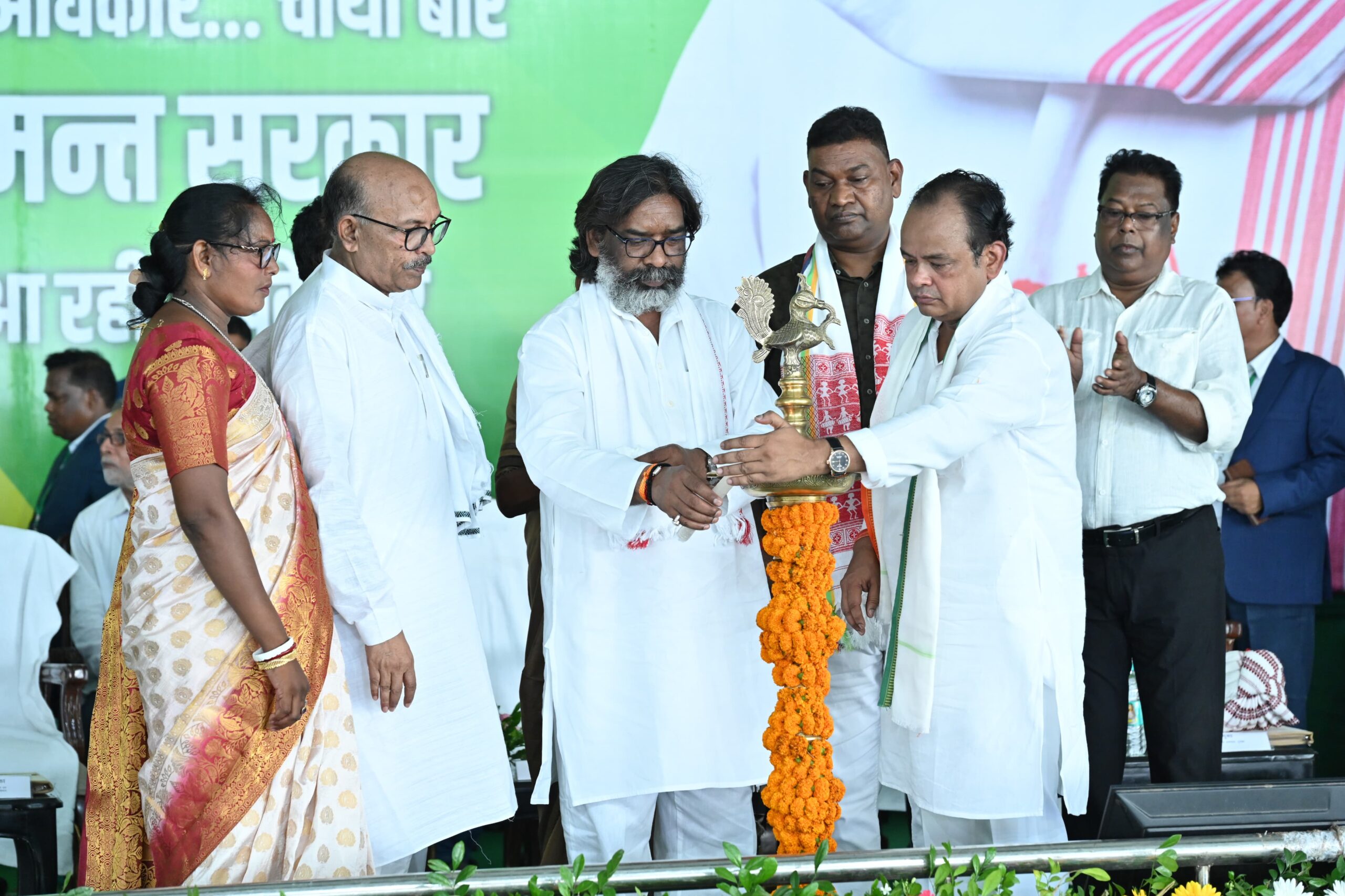 CM Hemant Soren: आज जामताड़ा जिले में आयोजित "आपकी योजना-आपकी सरकार-आपके द्वार " कार्यक्रम में हुए सम्मिलित।