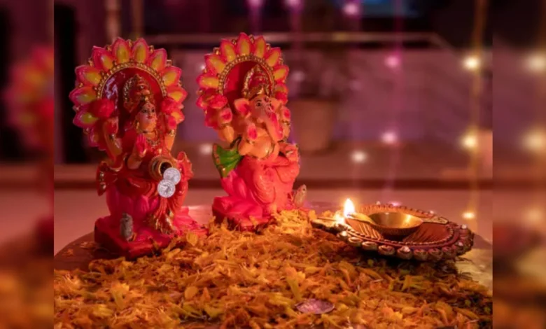 Diwali Puja 2024: दिवाली पर हर साल लक्ष्मी-गणेश की नई मूर्ति खरीदने की वजह जानें।