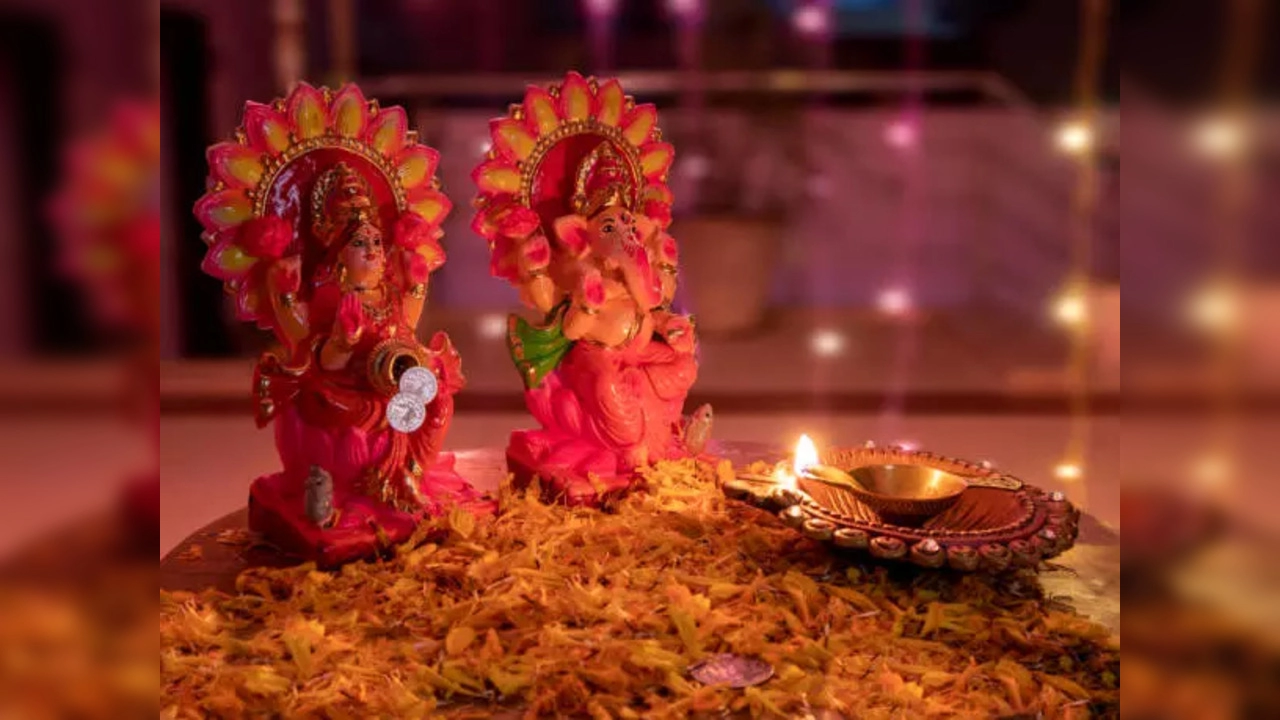 Diwali Puja 2024: दिवाली पर हर साल लक्ष्मी-गणेश की नई मूर्ति खरीदने की वजह जानें।