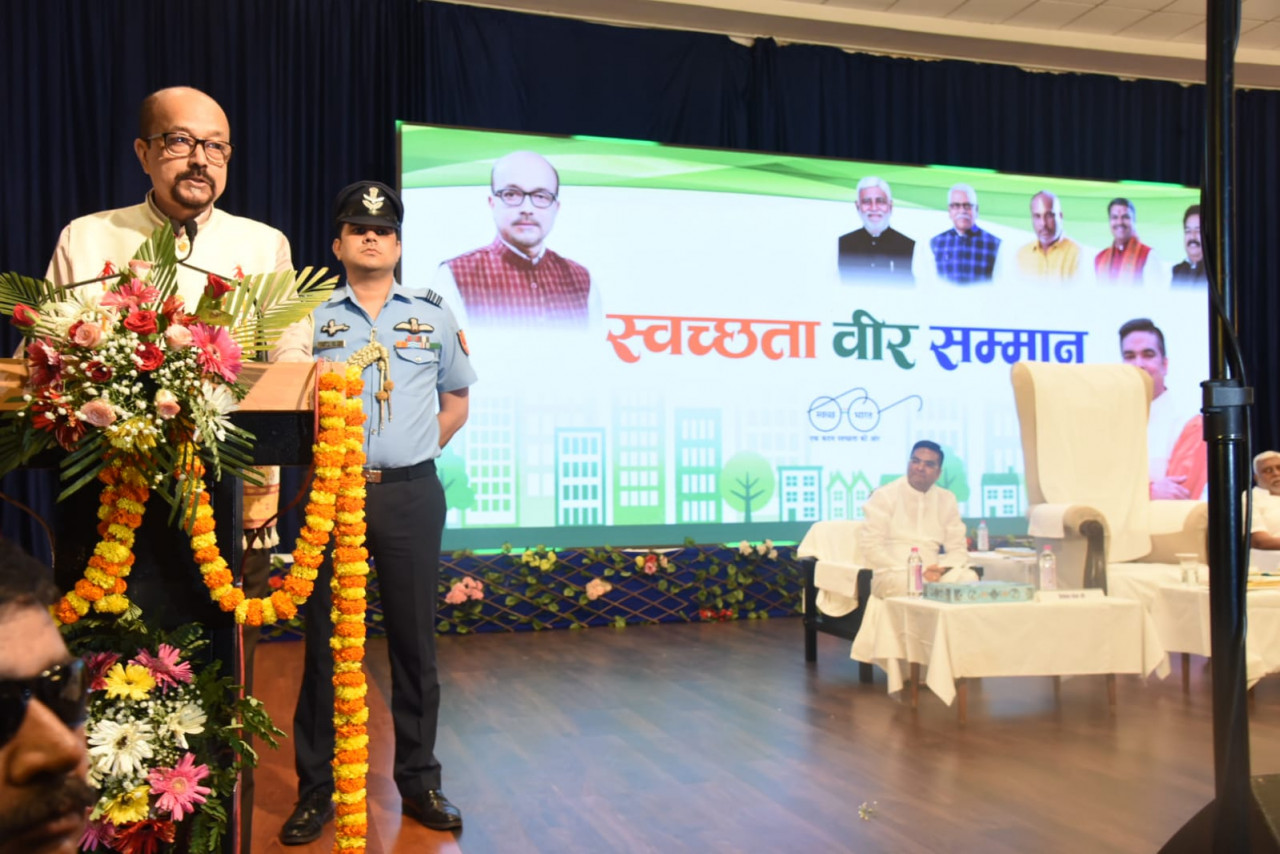 Governor Ramen Deka: स्वच्छता वीर सम्मान समारोह में शामिल हुए
