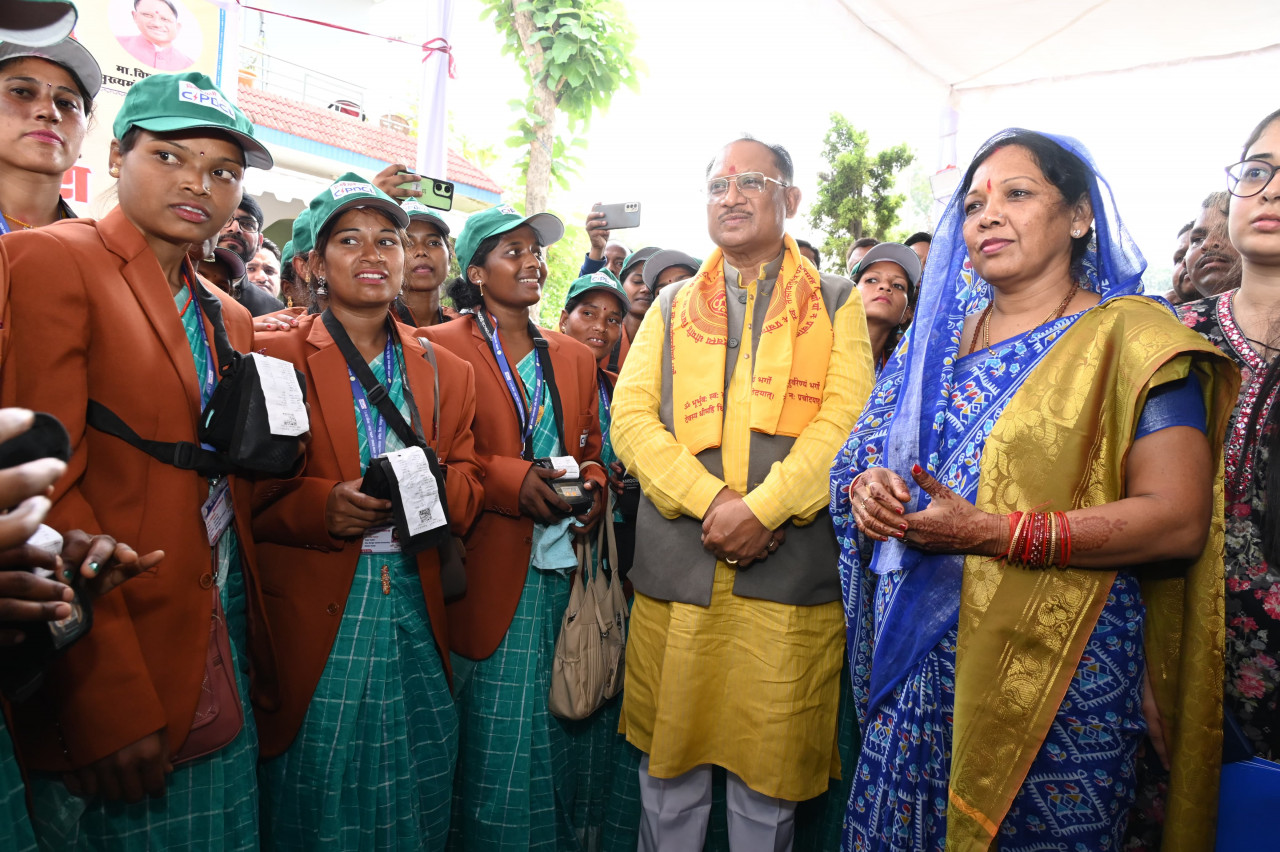 CM Vishnu Deo Sai ने बिजली सखियों को वितरित किए बिजली किट