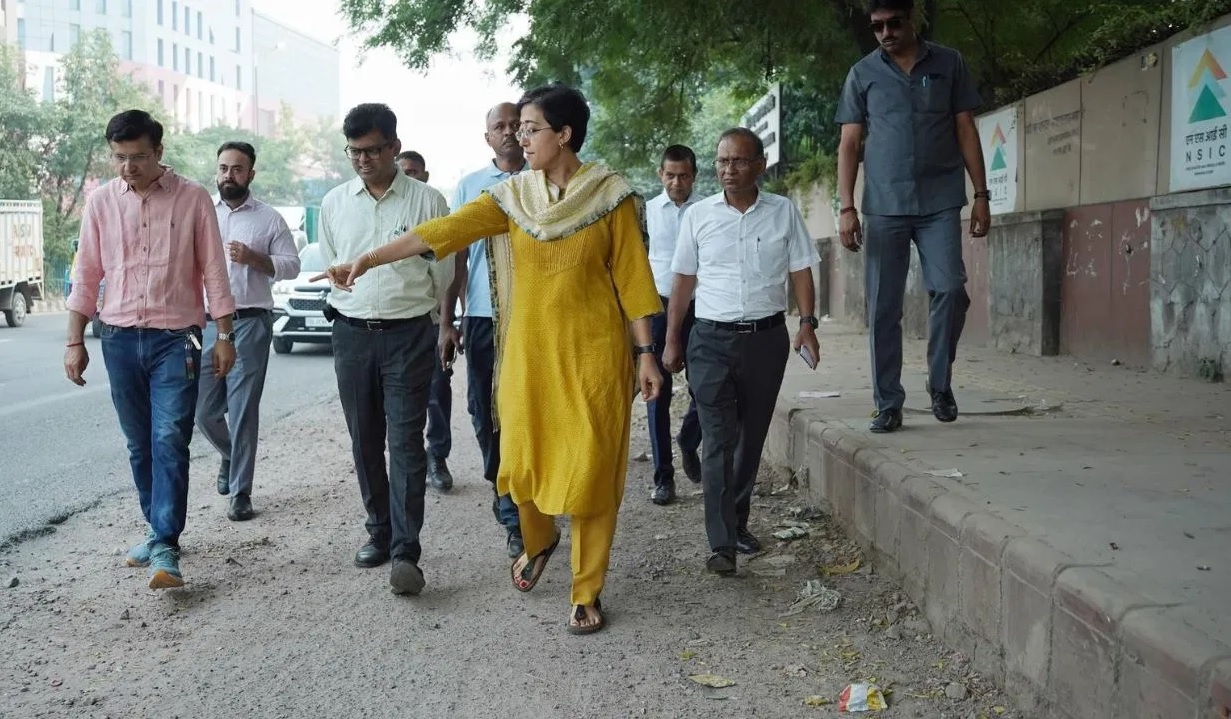 CM Atishi और कैबिनेट मंत्री ने दिल्ली की सड़कों का निरीक्षण किया, बीजेपी ने साधा निशाना