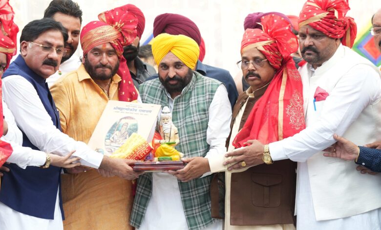 CM Bhagwant Mann की लोगों से अपील: प्रगतिशील और समृद्ध पंजाब के निर्माण के लिए भगवान वाल्मीकि जी के पदचिह्नों पर चलें