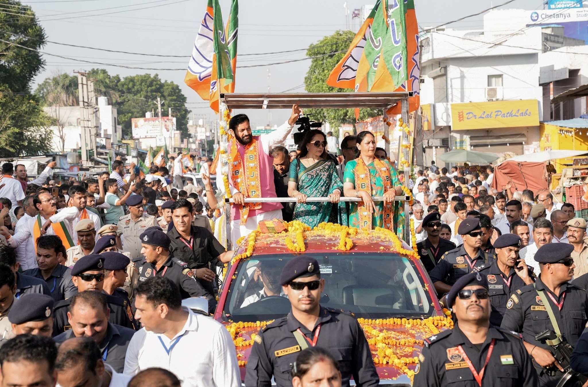 Haryana Election 2024: लाडवा में CM नायब सैनी के रोड शो में हेमा मालिनी ने लोगों से ये अपील की
