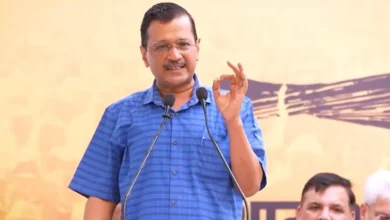 Arvind Kejriwal ने कहा, "दिल्ली में BJP की सरकार बनी तो 10-10 घंटे के पावर कट लगेंगे।"