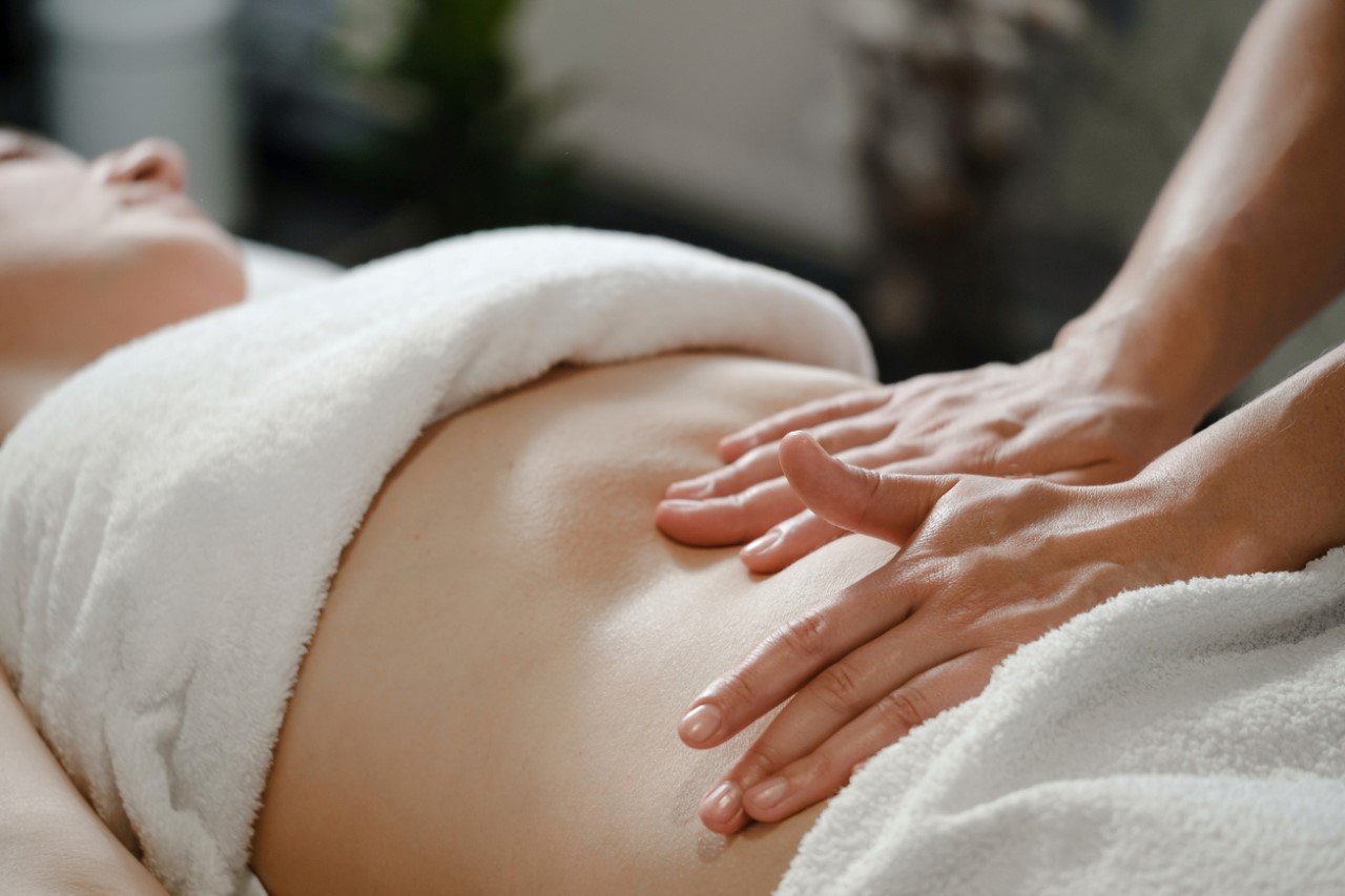 Stomach Massage: पेट की मालिश करने के ये लाभ, जानें इसे करने का सही तरीका