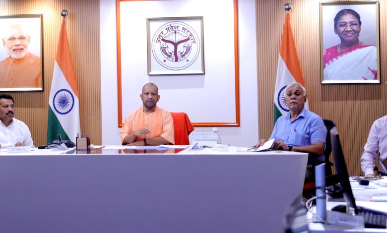 CM Yogi की आगामी पर्व एवं त्योहारों के सुचारु आयोजन, स्वच्छता तथा बेहतर कानून-व्यवस्था आदि महत्वपूर्ण विषयों के सम्बन्ध में वीडियो कान्फ्रेंसिंग