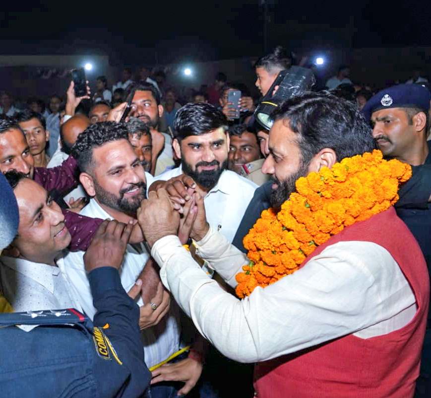 CM Nayab Saini ने सड़क पर रुकवाकर सुनी आम लोगों की बात