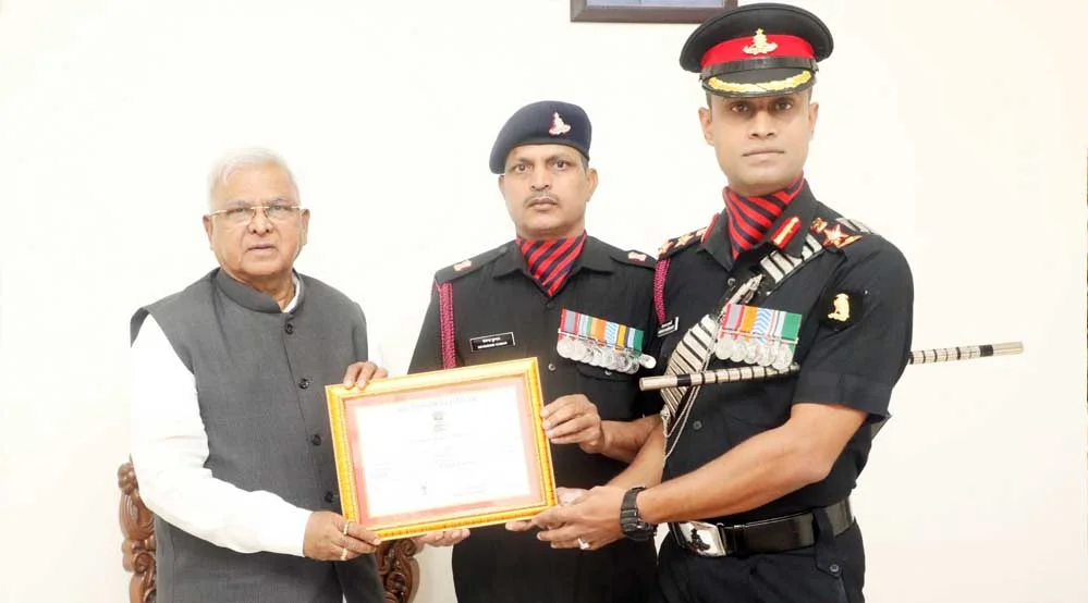 Governor Mangubhai Patel ने सेना को सम्मानित किया।