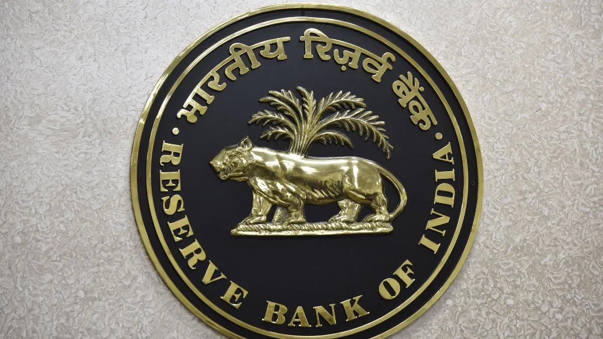 RBI Action On Bank: इस बड़े बैंक पर भारी जुर्माना लगाया गया, डिपॉजिट की शिकायतों को लेकर 