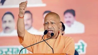 CM Yogi Adityanath से गोरखपुर में जनपद देवरिया के स्व0 श्री विशाल सिंह व स्व0 श्री निहाल सिंह के माता-पिता ने मुलाकात की