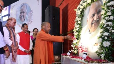 CM Yogi Adityanath तथा केन्द्रीय रक्षा मंत्री ने स्व0 श्री आशुतोष टण्डन ‘गोपाल जी’ के चित्र पर पुष्प अर्पित कर उन्हें श्रद्धांजलि दी