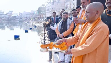 CM Yogi Adityanath जनपद चित्रकूट में श्रीरामघाट पर मां मंदाकिनी की पांच अर्चकों द्वारा होने वाली दैनिक आरती कार्यक्रम में सम्मिलित हुए