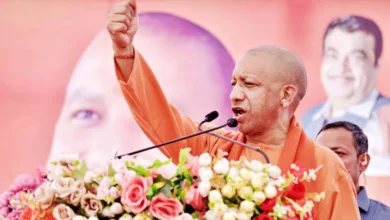 CM Yogi Adityanath ने कांग्रेस अध्यक्ष पर निशाना साधते हुए कहा कि खरगे जी बताओ कि उनका घर किसने जलाया