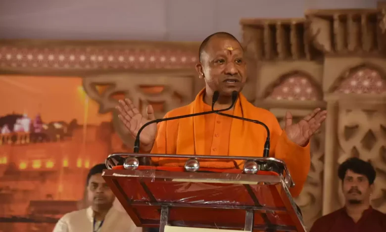 CM Yogi Adityanath, शिव महापुराण कथा कार्यक्रम में शामिल हुए, राष्ट्र समर्पण का सन्देश दिया