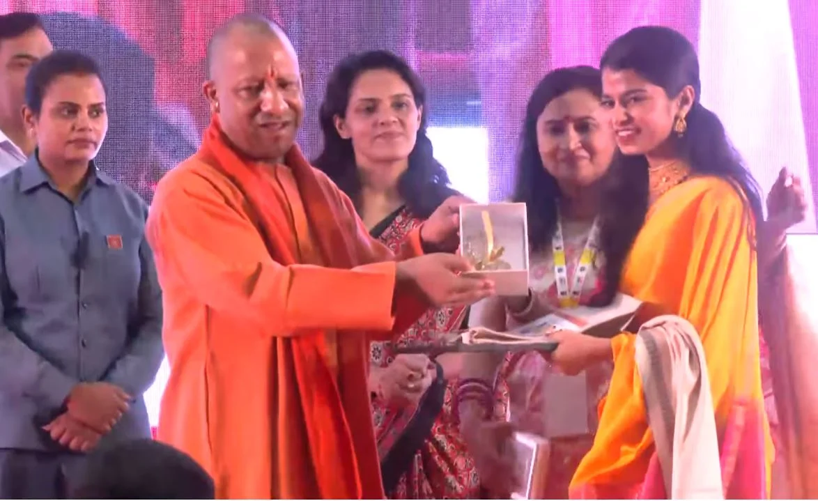 CM Yogi Adityanath ने दो दिवसीय आकांक्षा हाट का शुभारम्भ किया