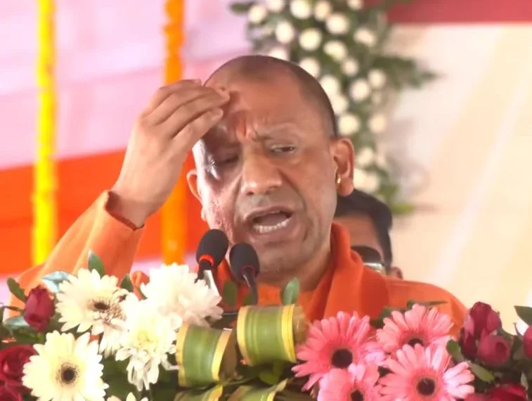 CM Yogi Adityanath ने महाकुम्भ मेला क्षेत्र में संत समाज के साथ संवाद किया