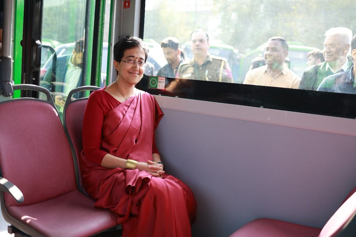 CM Atishi: दिल्ली की सड़कों पर जल्द ही 150 मोहल्ला बसें उतरेगी 