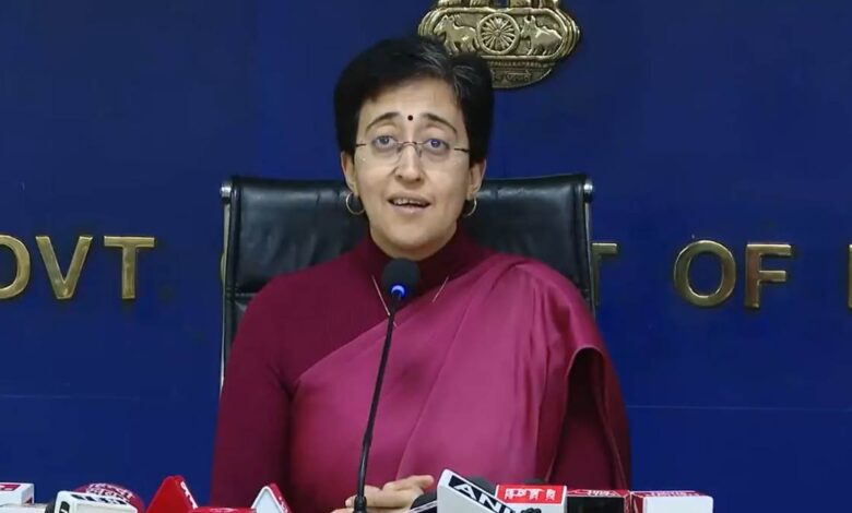 CM Atishi: चालू वित्त वर्ष के अंत तक महिला सम्मान कार्यक्रम के लिए 1000 रुपये की पहली दो किश्ते दी जाएंगी।