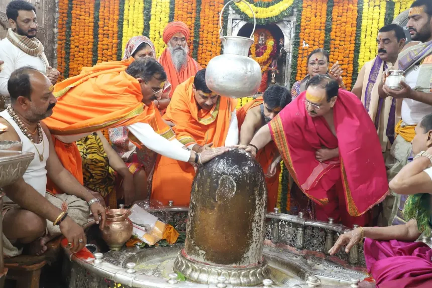 CM Dr. Mohan Yadav ने सपत्नीक श्रीमहाकालेश्वर भगवान के दर्शन किए