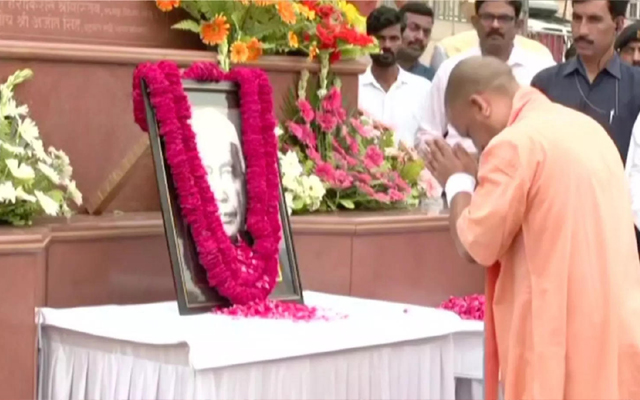 CM Yogi Adityanath ने चौधरी चरण सिंह जी की प्रतिमा पर पुष्प अर्पित कर, उन्हें विनम्र श्रद्धांजलि अर्पित की