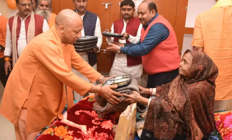 CM Yogi Adityanath ने जनपद गोरखपुर में रैन बसेरों का निरीक्षण किया