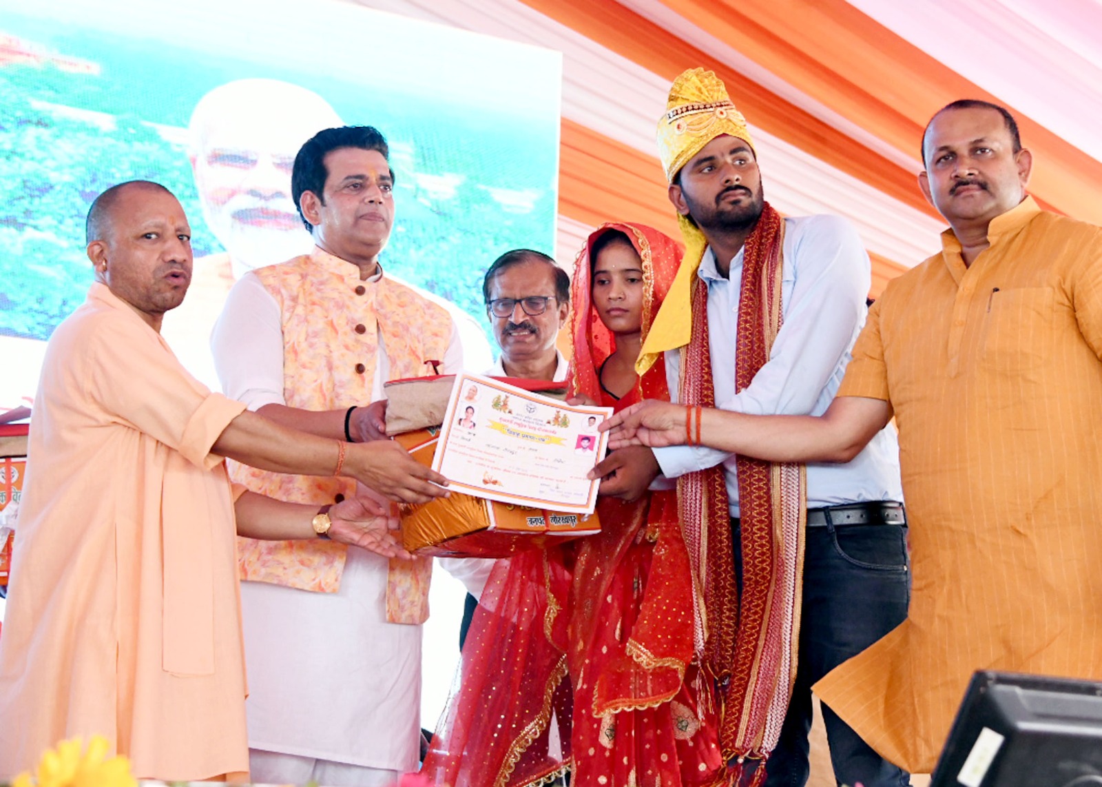 CM Yogi Adityanath जनपद गोरखपुर में ‘मुख्यमंत्री सामूहिक विवाह योजना’ के अन्तर्गत 1,200 नवदम्पत्तियों के सामूहिक विवाह कार्यक्रम में सम्मिलित हुए