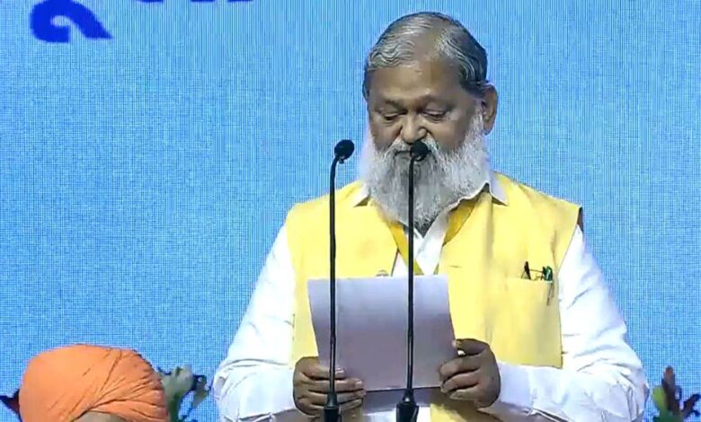 Haryana Labor Minister Anil Vij श्री कृष्ण कृपा जीओ गीता परिवार के तत्वावधान में आयोजित पांच दिवसीय दिव्य गीता सत्संग के तृतीय दिवस को संबोधित किया