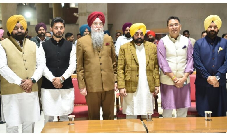 PVS Speaker Kultar Singh Sandhwan ने सीएम की मौजूदगी में नवनिर्वाचित विधायकों को शपथ दिलाई