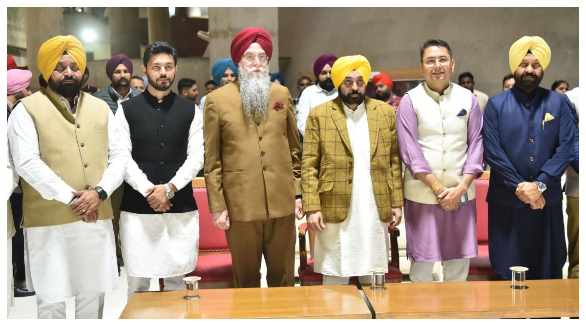 PVS Speaker Kultar Singh Sandhwan ने सीएम की मौजूदगी में नवनिर्वाचित विधायकों को शपथ दिलाई