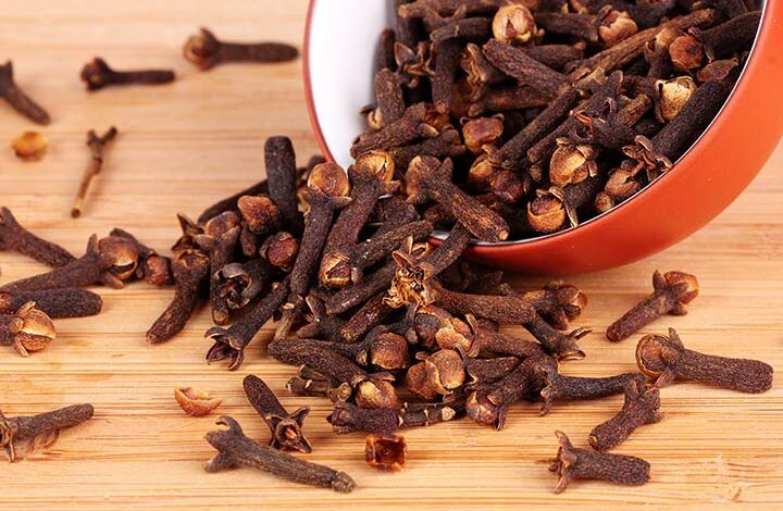 Cloves Benefits: रात में सोने से पहले 2 लौंग चबाने से सर्दी-खांसी सहित कई गंभीर बीमारियाँ दूर हो जाएंगी