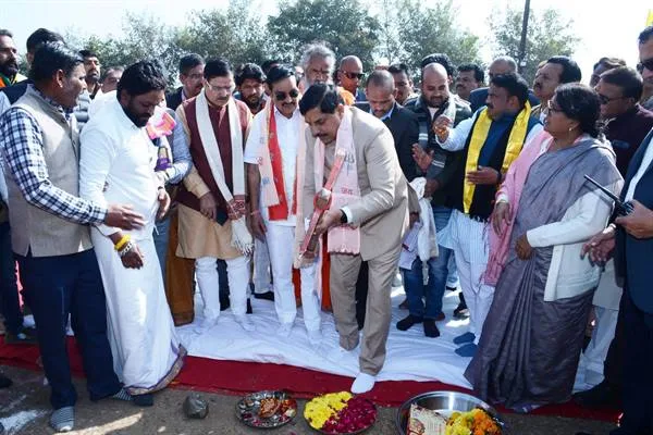 CM Dr. Mohan yadav ने कपिला गौ-शाला में गौ-माता मंदिर सेवा स्थल का किया भूमि-पूजन